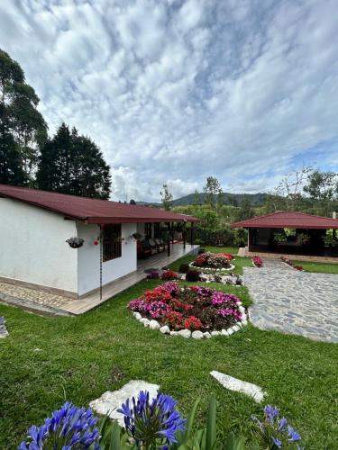 Un jardín fuera de finca Encanto