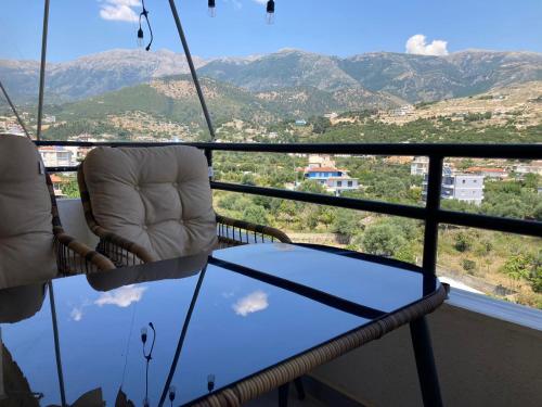 O vedere generală la munți sau o vedere la munte luată de la acest apartament