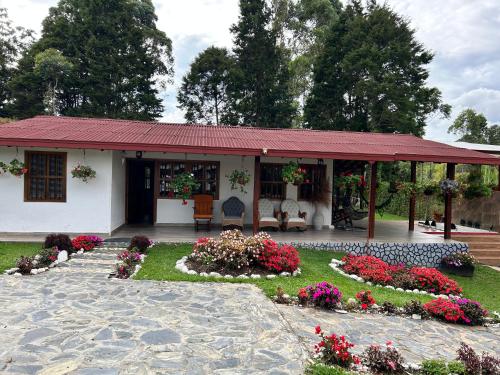 Un jardín fuera de finca Encanto