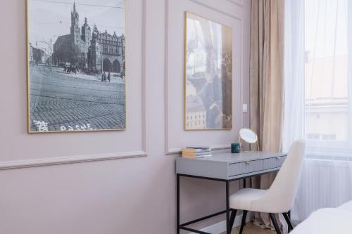 a bedroom with a desk and a picture on the wall at Starowiślna Elegant Apartment with Air Conditioning Kazimierz Cracow by Renters Prestige in Krakow