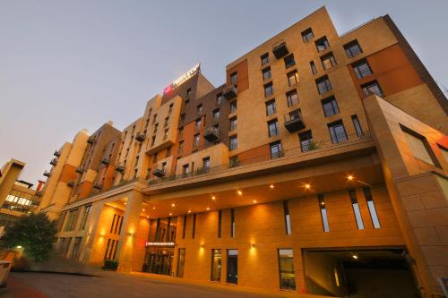 Un gran edificio de ladrillo con luces. en Dosso Dossi Hotels & SPA Golden Horn, en Estambul