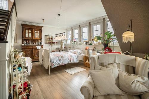 a living room with a couch and a table at Die Kleine Oase 3 im Wohnhaus in Stuhr