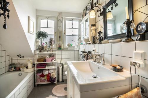 a bathroom with a sink and a bath tub at Die Kleine Oase 3 im Wohnhaus in Stuhr
