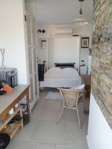 sypialnia z łóżkiem i kamiennym kominkiem w obiekcie Studio avec roof top, vue d'exception, 5mn mer. w Tel Awiwie
