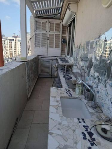 a balcony of a building with a sink on it at Studio avec roof top, vue d'exception, 5mn mer. in Tel Aviv