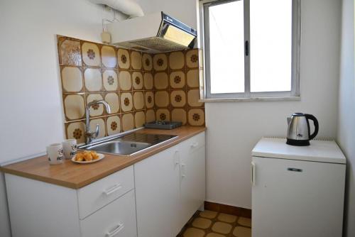 Η κουζίνα ή μικρή κουζίνα στο Helena Apartments in Paradisi