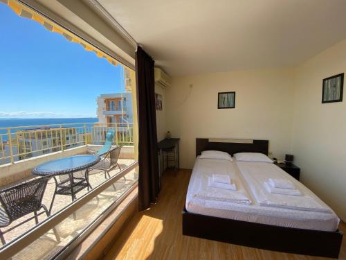 Balkón nebo terasa v ubytování Sea View Panoramic Apartments, Fort Noks Crown Club