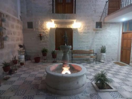 a courtyard with a fountain in a building at Quinta Alpaca in Arequipa