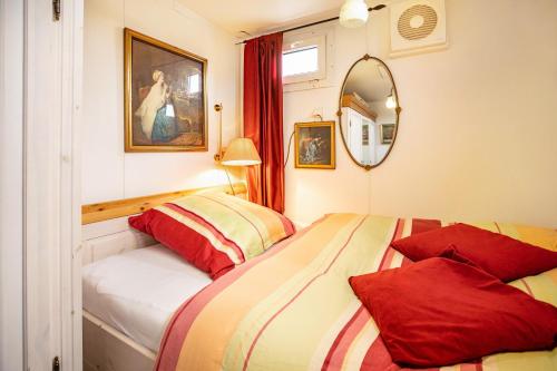 Un pat sau paturi într-o cameră la Die Kleine Oase