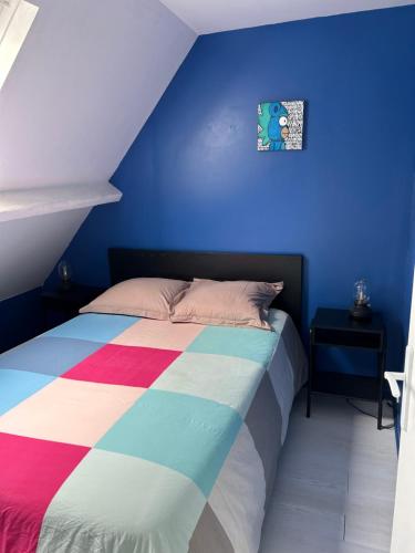 Ένα ή περισσότερα κρεβάτια σε δωμάτιο στο FORREST GUEST HOUSE ; LA MAISON DE FORREST