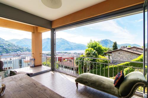 sala de estar con vistas panorámicas a las montañas en Miravalle Lakeview by Quokka 360 - large windows and magical views en Massagno