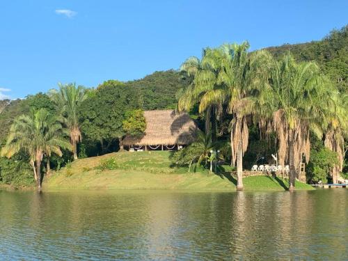 una casa en una colina con palmeras y un lago en Las Palmas - Espectacular casa familiar, en Prado