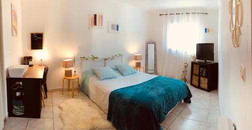 - une chambre avec un lit et une télévision dans l'établissement Villa Croix d Argent 15mn des plages, à Montpellier