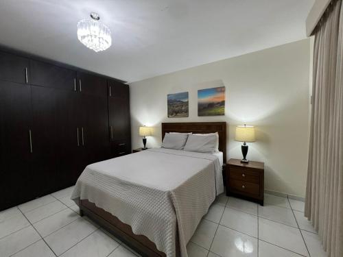 サン・サルバドルにあるHotel Casa Pamplonaのベッドルーム1室(大型ベッド1台、ランプ2つ付)