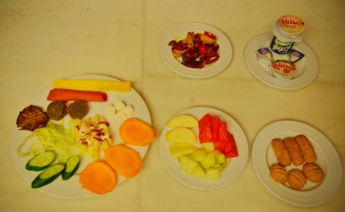 cuatro platos con diferentes tipos de comida en ellos en Museum Plaza, en El Cairo