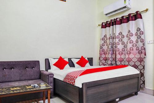 Postel nebo postele na pokoji v ubytování OYO Flagship Hotel Samridhi