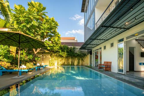 una piscina en el patio trasero de una villa en La Casa Tra Que en Hoi An