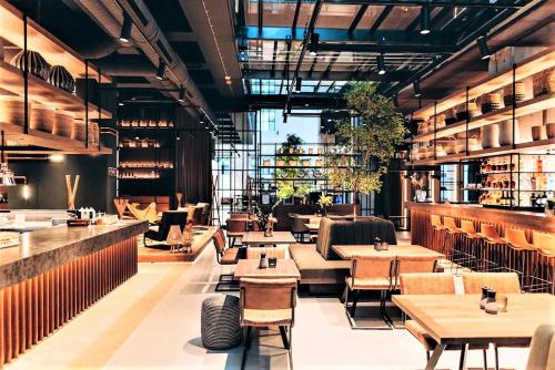 布拉提斯拉瓦的住宿－Prestigious SKY PARK apartment - City view - Traveller awards 2024，一间带桌椅的餐厅和一间酒吧