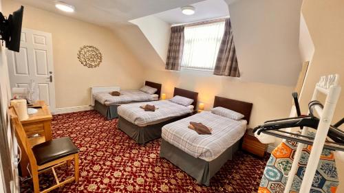 Habitación con 2 camas en una habitación en The Cabbage Hall Hotel en Liverpool
