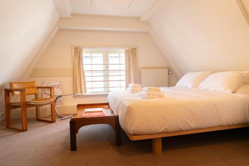 een slaapkamer met een bed met handdoeken erop bij hotel calisto in Amsterdam