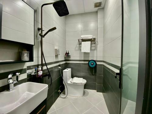 a bathroom with a toilet and a sink at Chanh Huy Apartments & Hotel in Ho Chi Minh City
