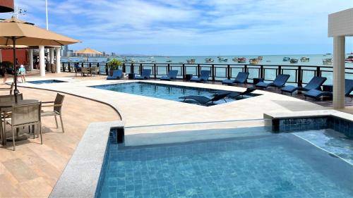 een zwembad bovenop een gebouw bij Seaflats Iate Plaza Hotel in Fortaleza