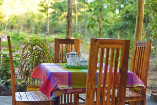 einen Tisch mit einem Tee-Set darüber in der Unterkunft Pidurangala View Treehouse in Sigiriya