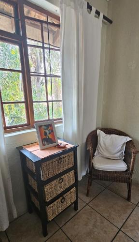 Χώρος καθιστικού στο Old Vic Travellers Inn Nelspruit