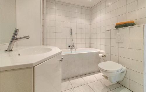 een badkamer met een wastafel, een toilet en een bad bij 3 Bedroom Stunning Home In Vlissingen in Vlissingen