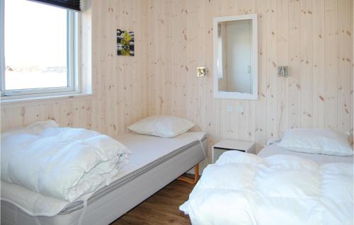 Houにある6 Bedroom Beautiful Home In Tranekrのベッドルーム1室(白いシーツと鏡付きのベッド2台付)