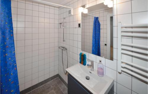 エーベルトフトにあるKrabben 354の白いバスルーム(シンク、鏡付)