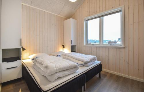 オテルプにあるAwesome Home In Otterup With 5 Bedrooms, Sauna And Indoor Swimming Poolのベッドルーム1室(ベッド2台、窓付)