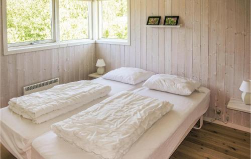 - 2 lits jumeaux dans une chambre avec 2 fenêtres dans l'établissement 3 Bedroom Cozy Home In Humble, à Nyby