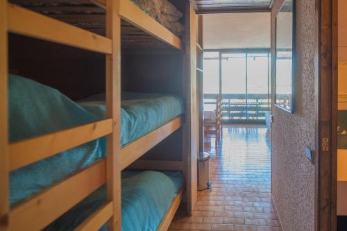 Cette chambre comprend des lits superposés et offre une vue sur l'océan. dans l'établissement Le Balcon d'Ancelle - Appt vue montagne, à Ancelle