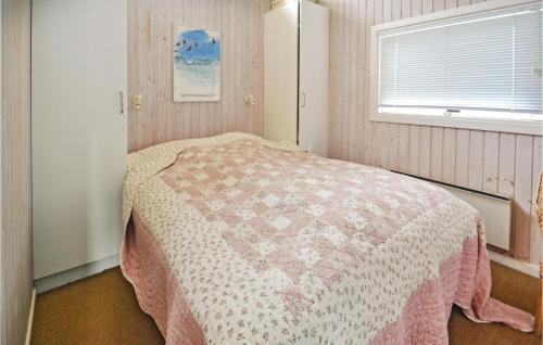 StokkebroにあるAmazing Home In Grenaa With 2 Bedrooms, Sauna And Wifiのベッドルーム1室(ピンクの毛布付きのベッド1台付)