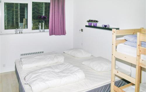 Двох'ярусне ліжко або двоярусні ліжка в номері 4 Bedroom Stunning Home In Sindal