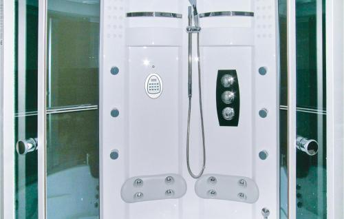 y baño con ducha y lavamanos. en 4 Bedroom Stunning Home In Sindal, en Tolne