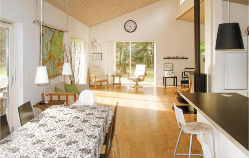 Dagstrupにある3 Bedroom Gorgeous Home In Rndeのキッチン、リビングルーム(テーブル、椅子付)