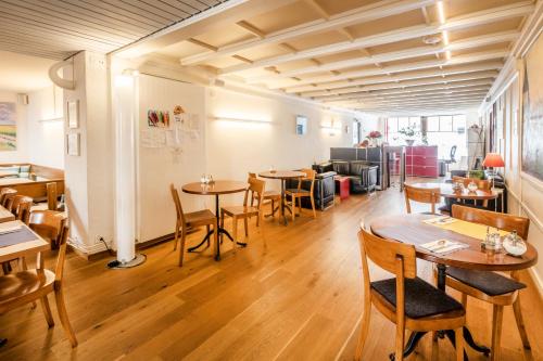 a restaurant with tables and chairs in a room at Hotel Roter Ochsen in Solothurn