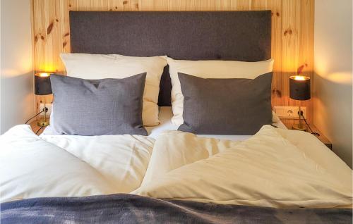 łóżko z białą pościelą i poduszkami oraz 2 lampami w obiekcie Wildkraeuterweg 14 w mieście Untergriesbach