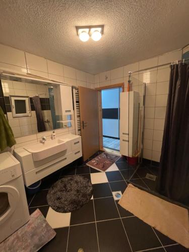 ein Badezimmer mit einem Waschbecken, einem WC und einem Spiegel in der Unterkunft Villa ADA in Jajce