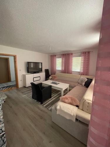 ヤイツェにあるVilla ADAのソファとテーブルのあるリビングルーム