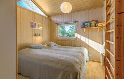 YderbyにあるAwesome Home In Sjllands Odde With 3 Bedrooms, Sauna And Wifiの窓付きの部屋にベッド付きのベッドルーム1室があります。