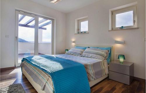 1 dormitorio con cama y ventana grande en Villa Royal Blue en Trget