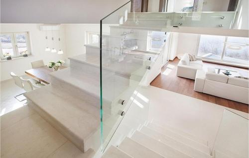 una escalera de cristal en una casa con sala de estar en Villa Royal Blue en Trget