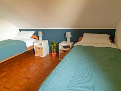 1 dormitorio con 2 camas y 2 mesitas de noche en Holiday house Zarja - with sauna and hot tub, en Bizeljsko