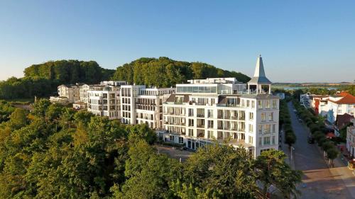 a large white building with a steeple on top of it at FIRST Sellin - Appt 22 "Baltic Sea" mit seitlichem Meerblick in Ostseebad Sellin