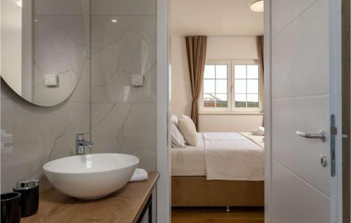 1 dormitorio con 1 cama y baño con lavabo. en Villa Stina Murter, en Jezera