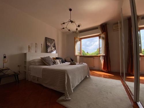 ein Schlafzimmer mit einem Bett und einem großen Fenster in der Unterkunft Rosymarty Apartment-vicino Firenze in Prato