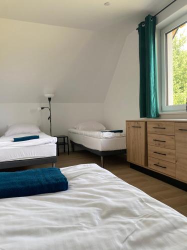 sypialnia z 2 łóżkami i oknem w obiekcie Widoki w mieście Międzylesie